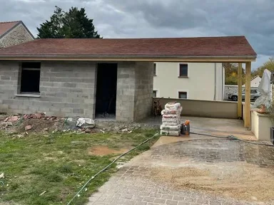 La même extension une fois la couverture posée et le bâtiment mis hors d’eau