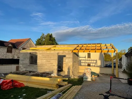 Charpente en bois neuve montée sur une extension en parpaings, avant couverture