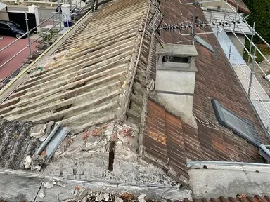 Toiture en tuiles déposée, voligeage d’origine apparent avant réfection complète