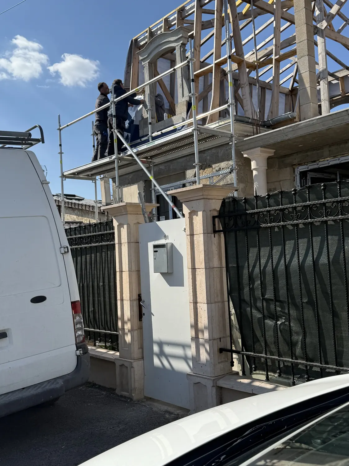 Charpente bois neuve montée sur un chantier, pannes et chevrons assemblés avant la pose de la couverture