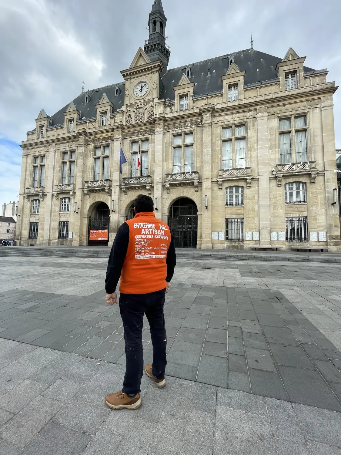 Couvreur de l’entreprise Will Couvreur au travail sur une toiture en centre-ville francilien