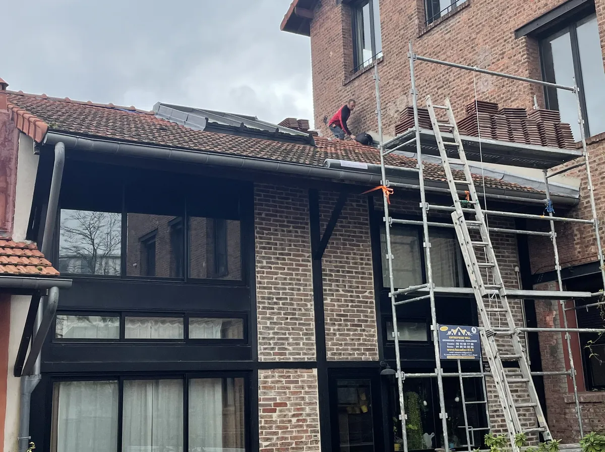 Échafaudage de pied dressé devant une maison de faubourg à Aubervilliers pour un chantier de couverture Will Couvreur