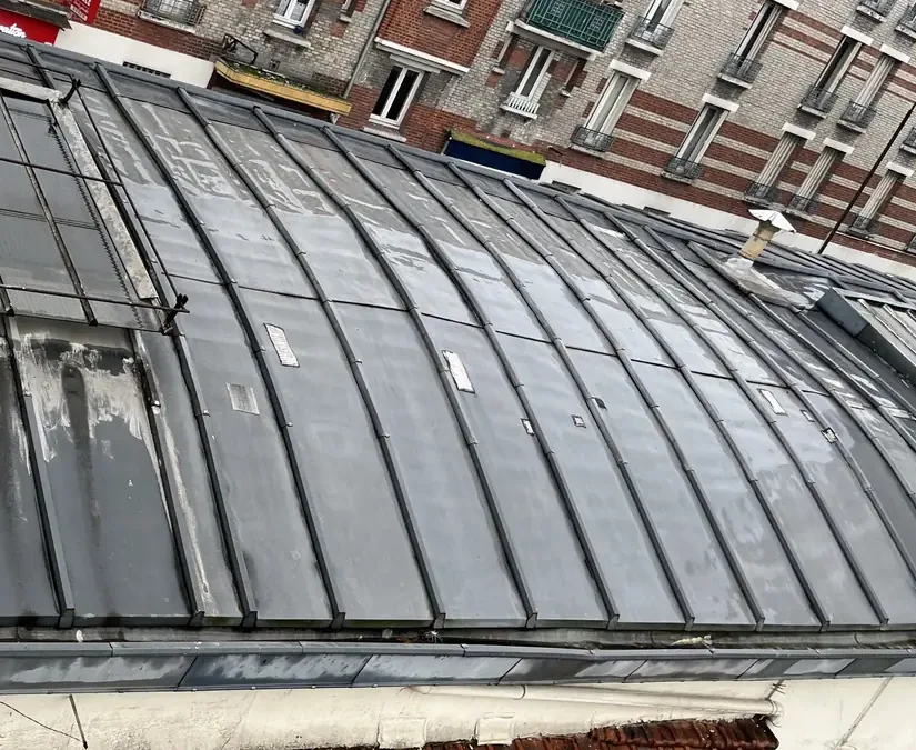 Couverture en zinc à joint debout sur un immeuble parisien : bacs, ressauts et bande de rive — chantier Will Couvreur