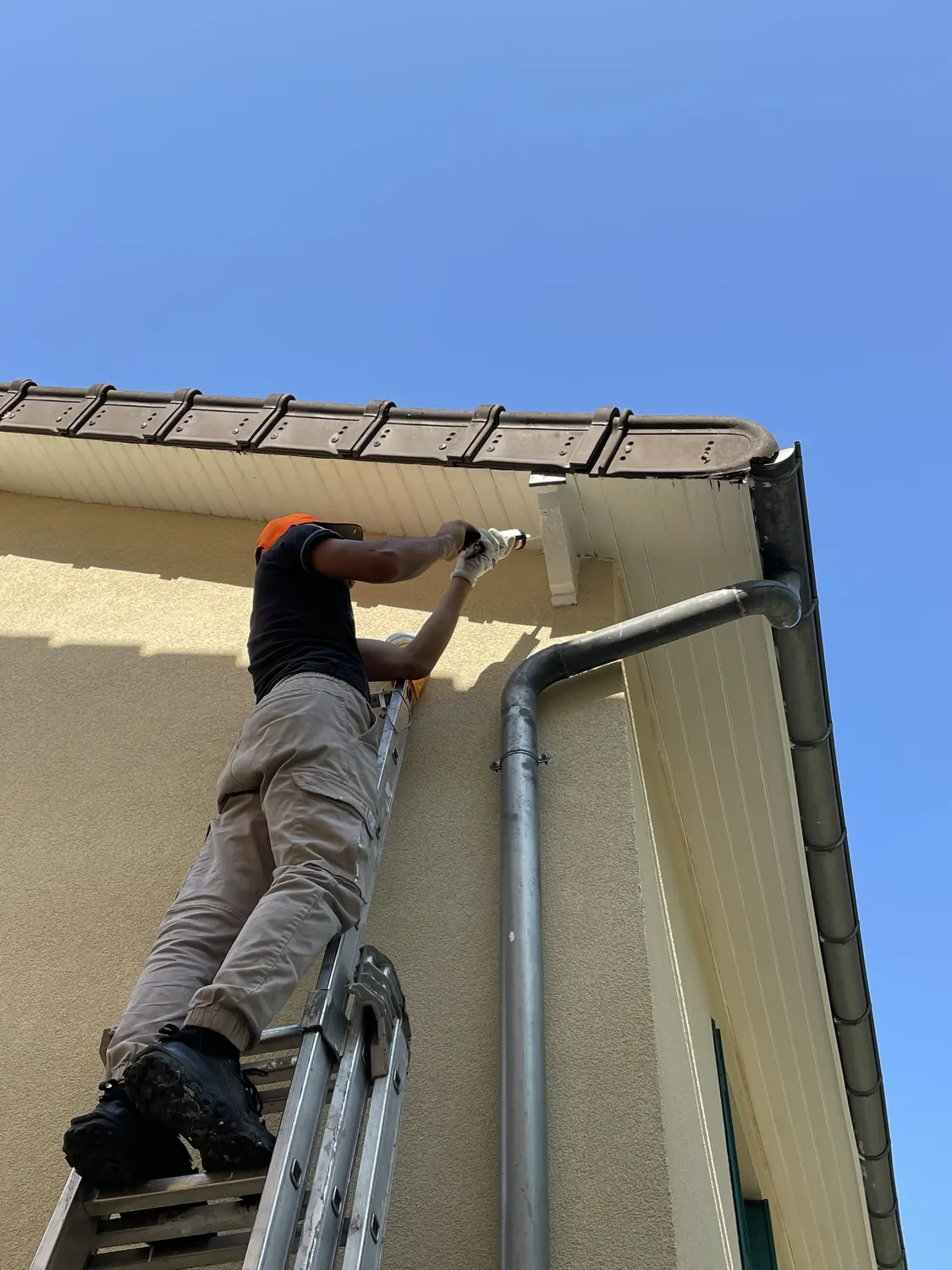 Pose d’une gouttière en zinc en rive de toiture