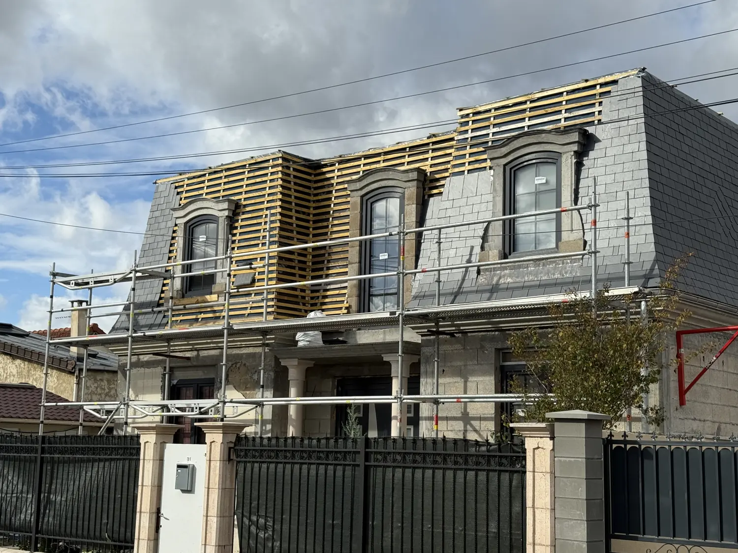 Surélévation en ossature bois posée sur un pavillon avant couverture — chantier Will Couvreur
