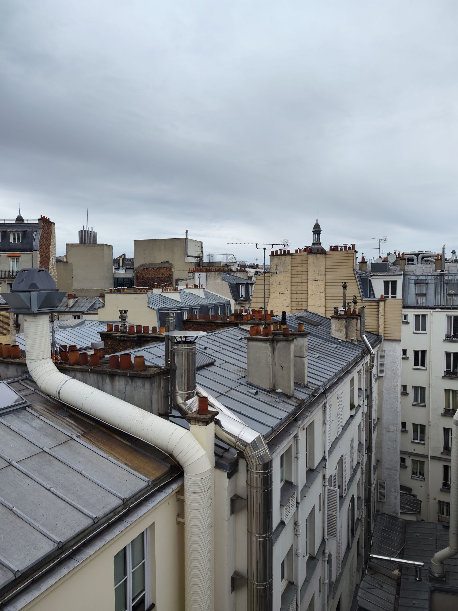 Couverture en zinc à joint debout sur les toits de Paris