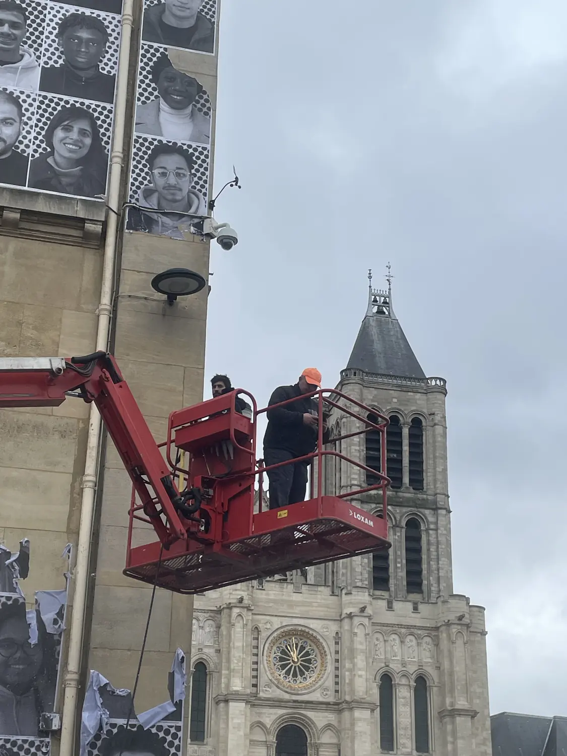 Travaux de façade menés depuis une nacelle élévatrice