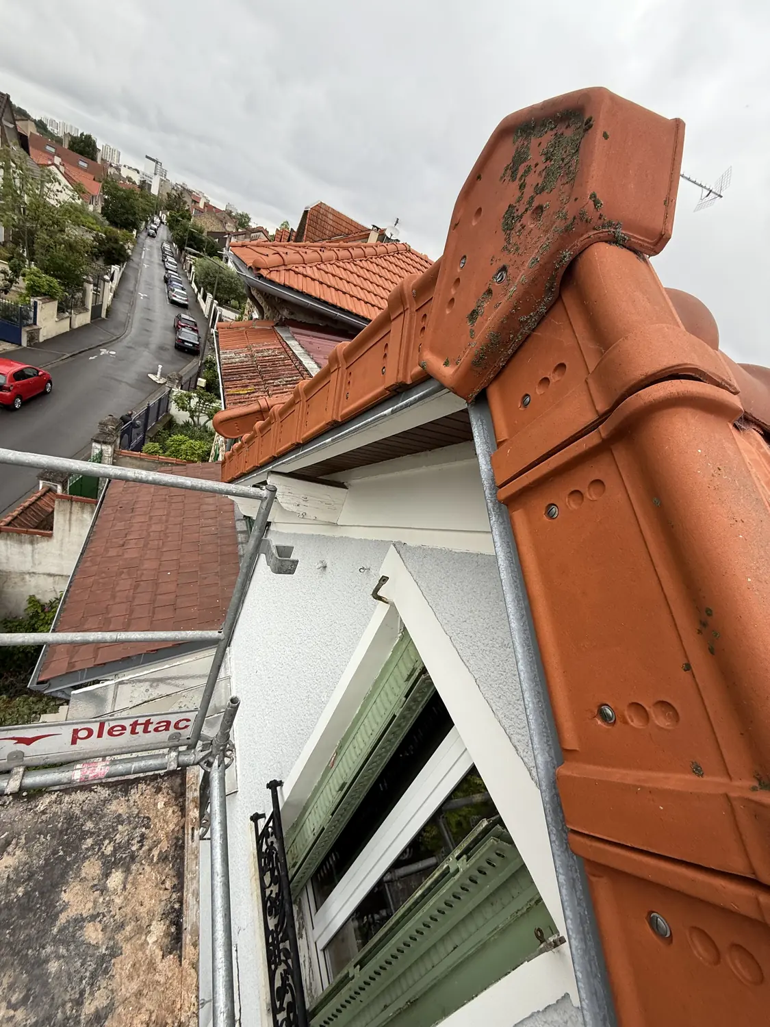Détail d’une tuile faîtière scellée en tête de couverture